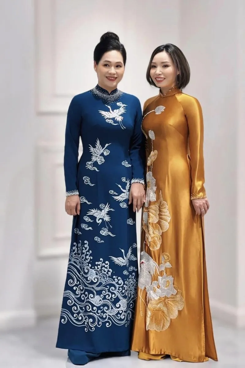 Áo dài gấm màu xanh ngọc với họa tiết hoa sen cho mẹ cô dâu
