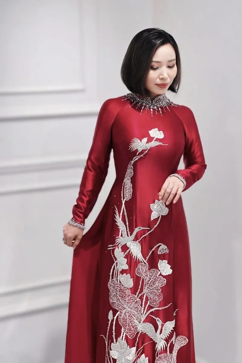 Áo dài cho mẹ cô dâu màu vàng gold với họa tiết thêu hoa