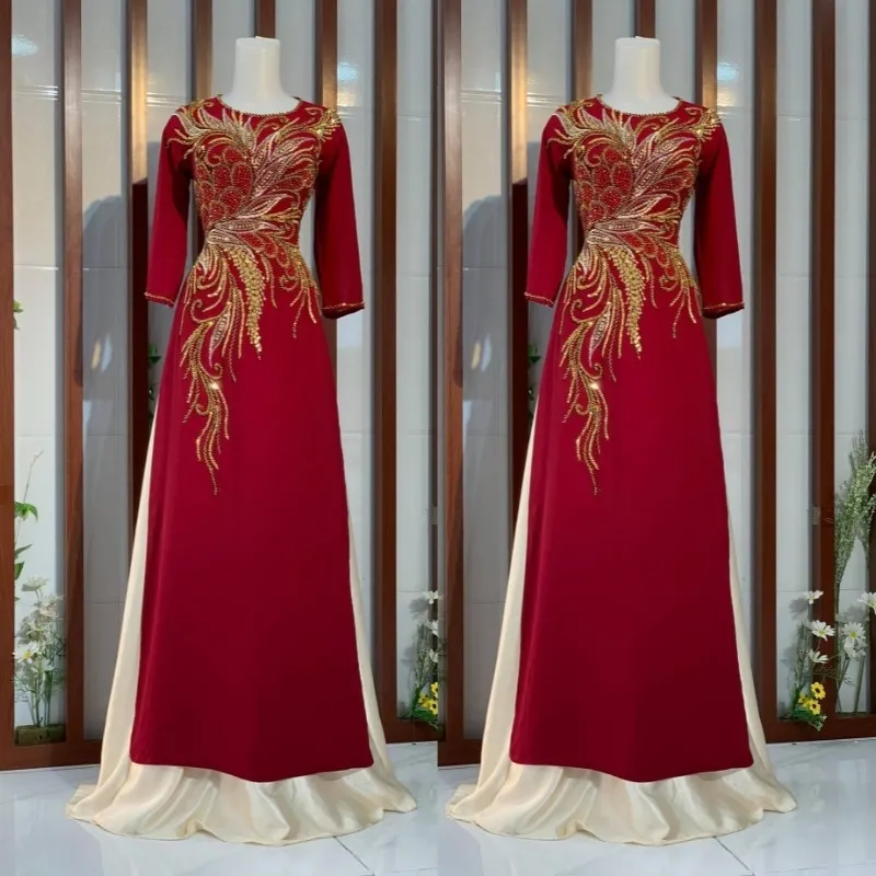 Áo dài màu đỏ quý phái cho mẹ