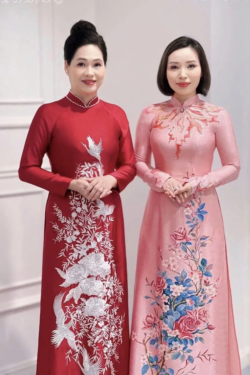 Áo dài nhung màu xanh đen sang trọng cho mẹ cô dâu
