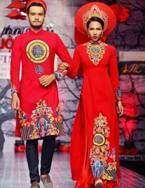 Áo dài cưới màu đỏ cô dâu chú rể vẽ hoa văn cung đình