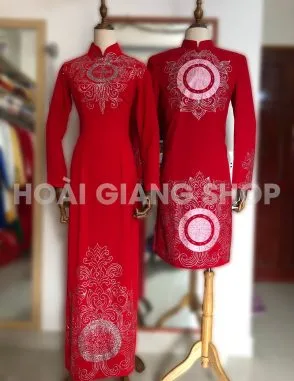 Áo dài cưới cặp màu đỏ vẽ hoa văn đối xứng
