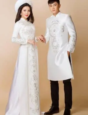 Áo dài cô dâu chú rể màu trắng vân cung đình