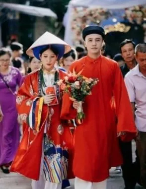 Áo dài cưới truyền thống màu đỏ cho cặp đôi
