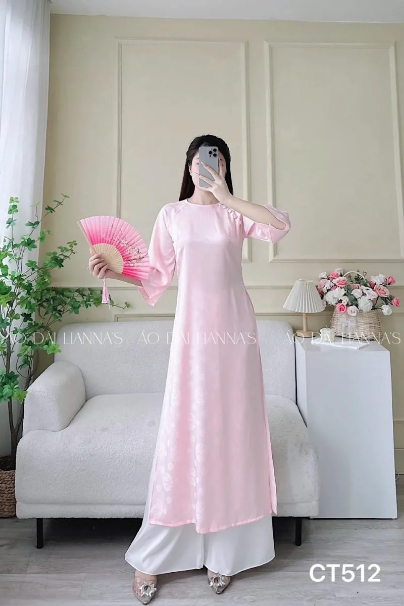 Mẫu áo dài suông màu hồng họa tiết đồng tiền