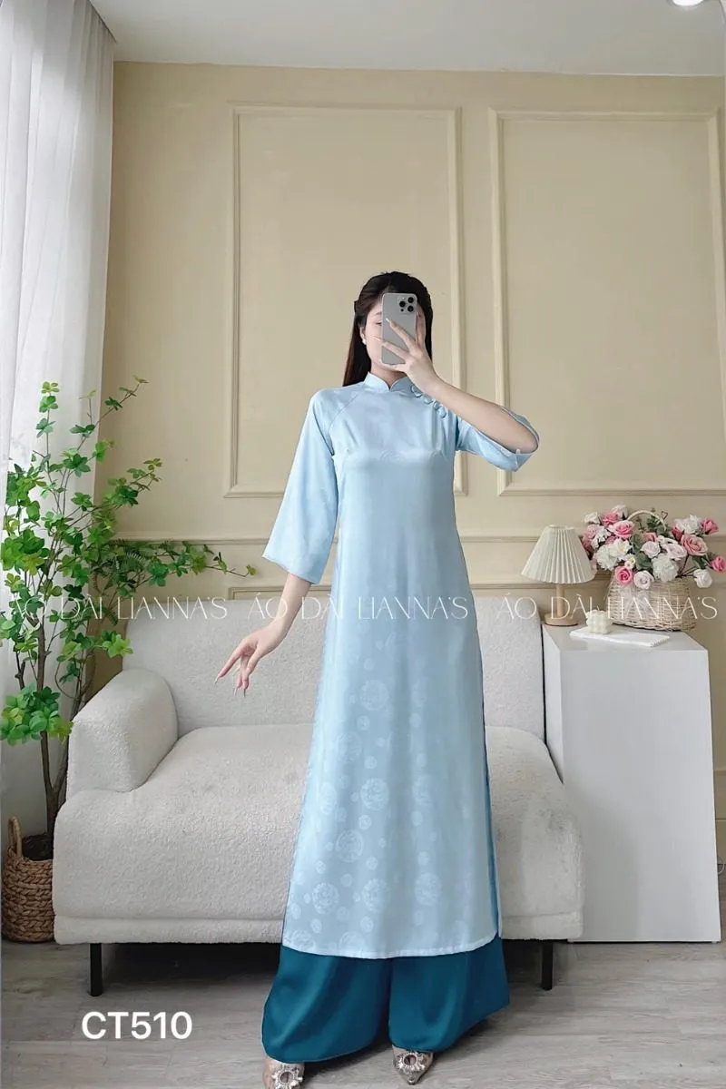 Áo dài dáng suông xanh dương với họa tiết đồng tiền