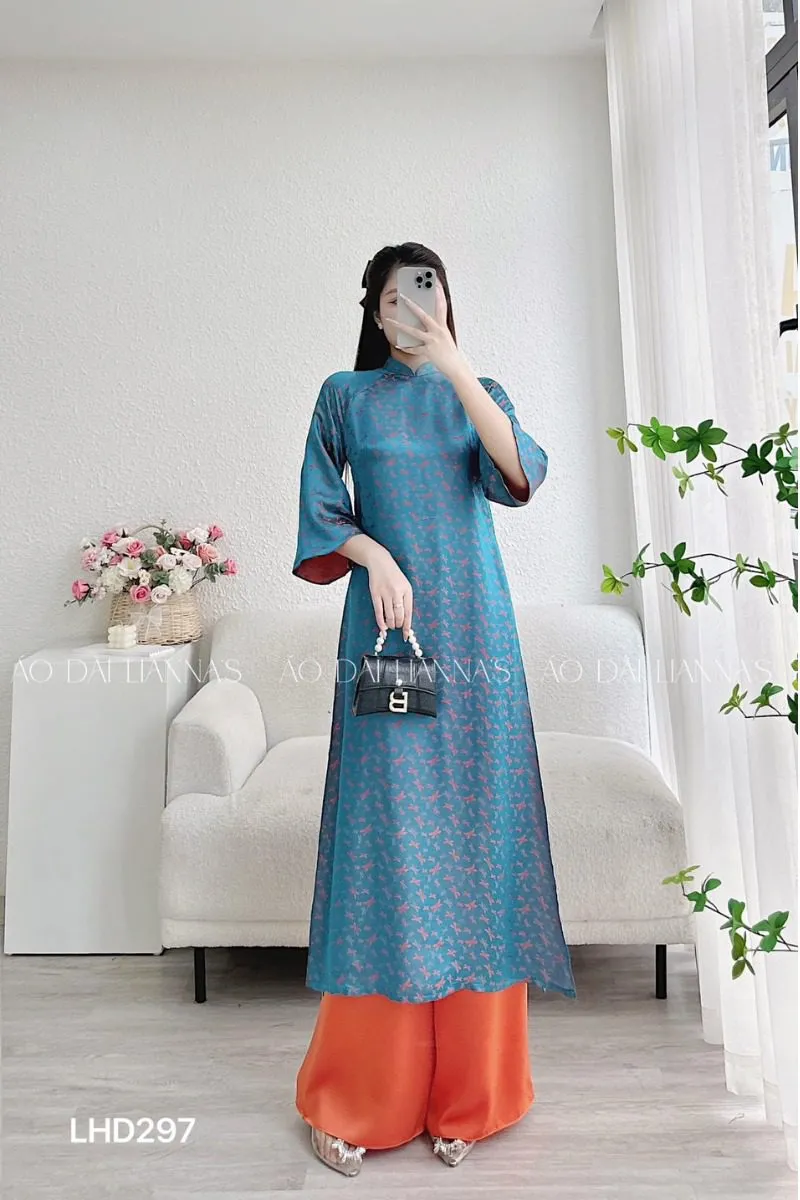 Mẫu áo dài suông màu cam họa tiết chuồn chuồn