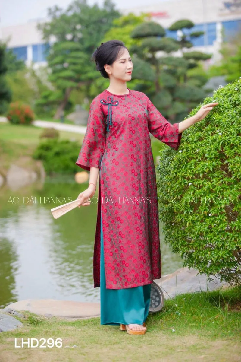 Áo dài dáng suông màu hồng đỏ với họa tiết lá cây
