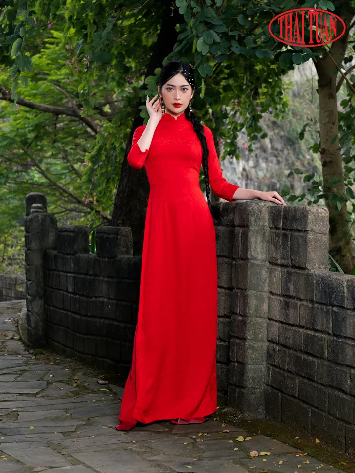 Cận cảnh áo dài gấm đỏ với họa tiết hoa Phù Điêu.
