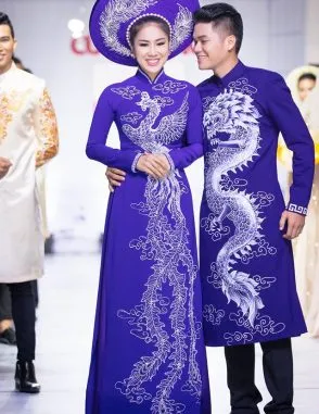 Áo dài cặp cô dâu chú rể màu tím họa tiết rồng trắng uy nghi