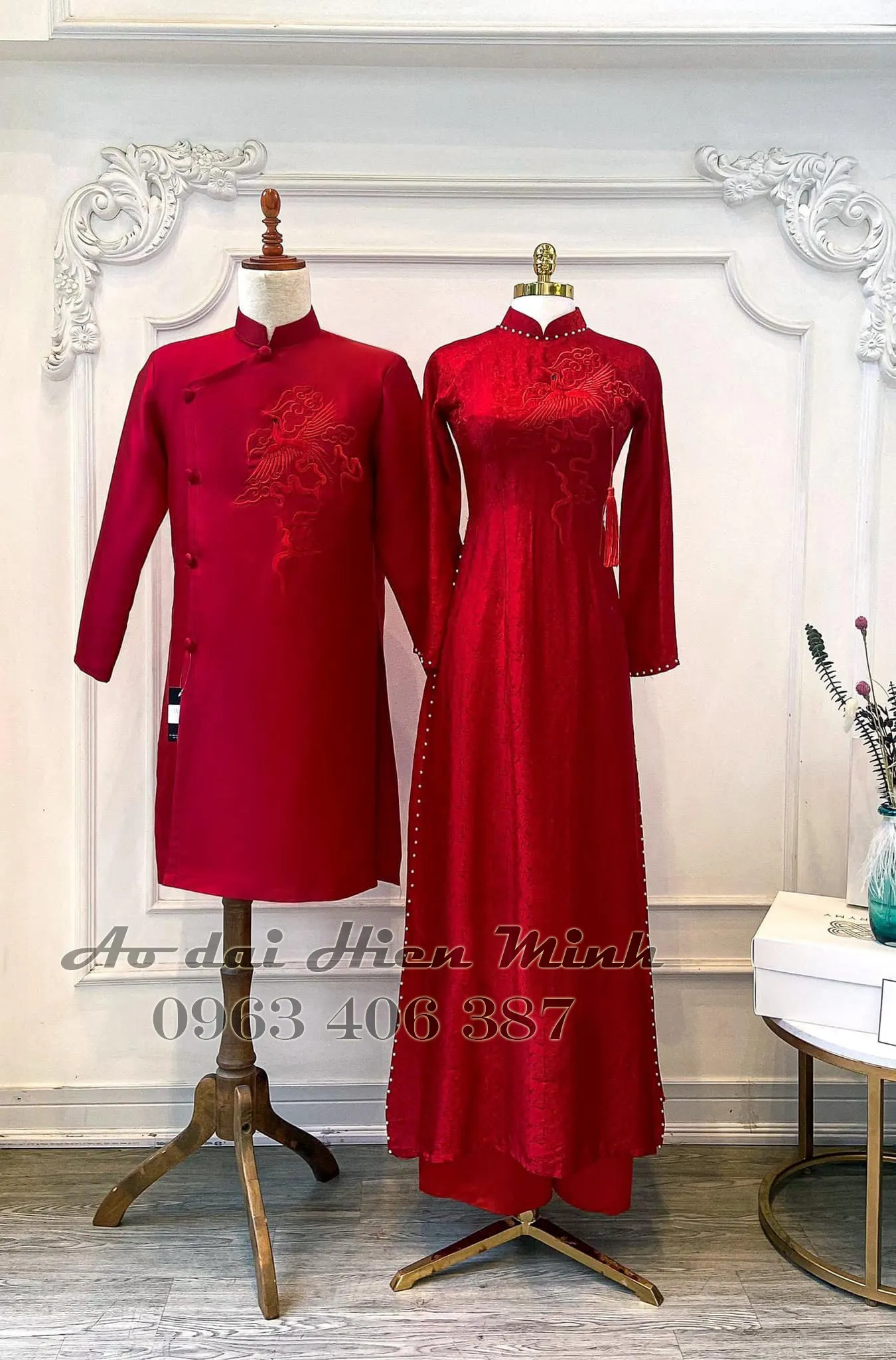 Áo dài cặp đôi màu đỏ thiết kế đơn giản, thanh lịch