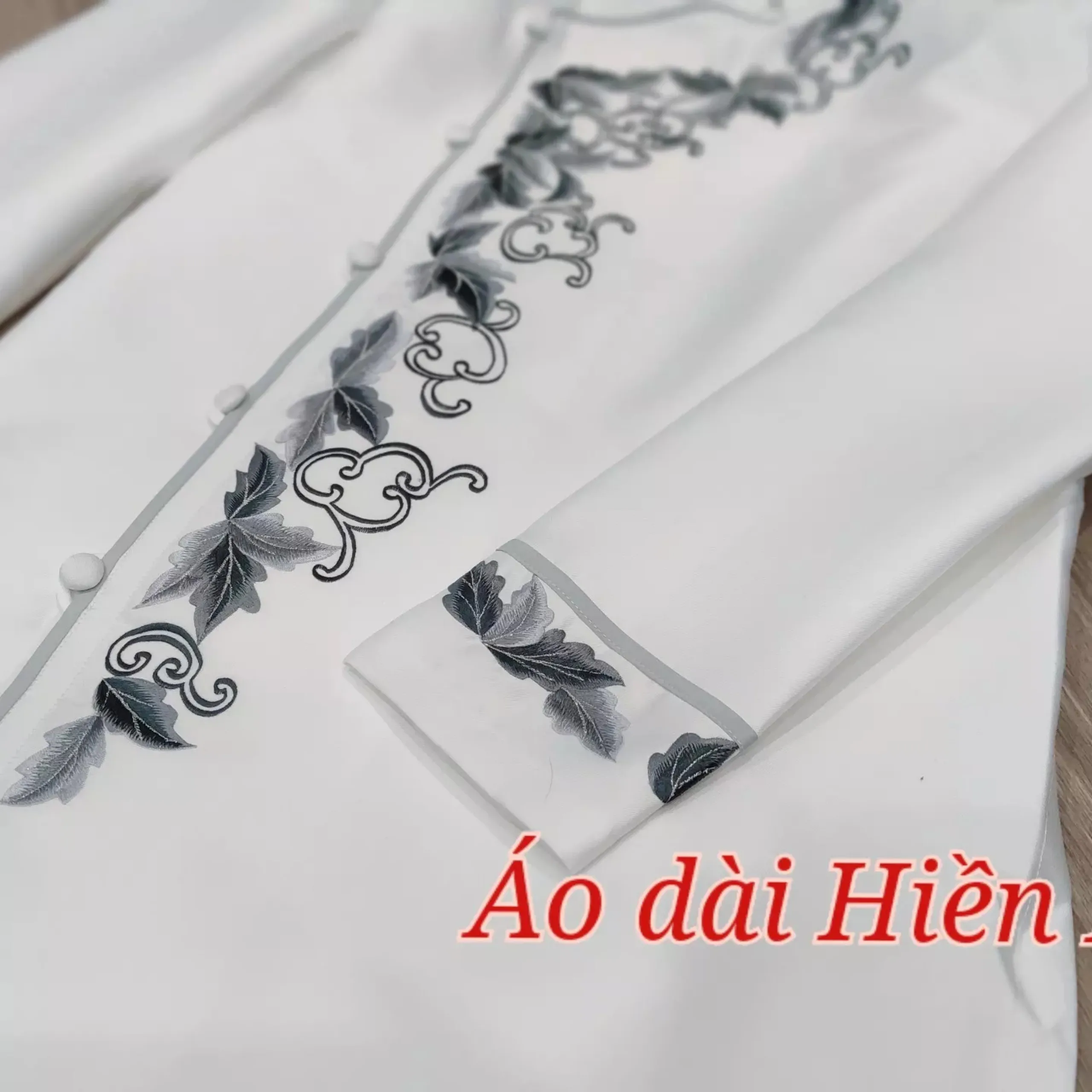 Áo dài nam màu trắng thêu họa tiết nhẹ nhàng