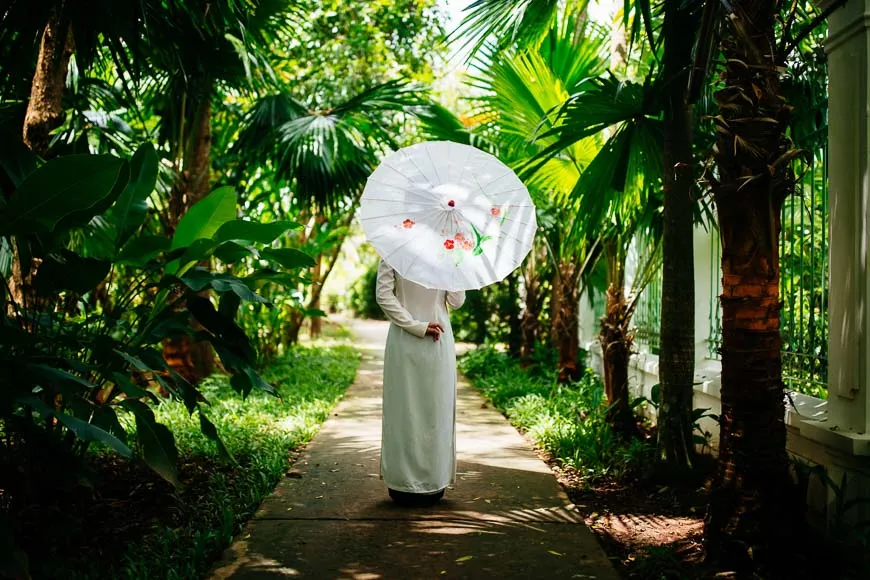 Người phụ nữ mặc áo dài truyền thống màu đỏ