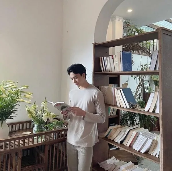 Sử dụng phụ kiện như kính mắt để tạo dáng chụp ảnh nam.