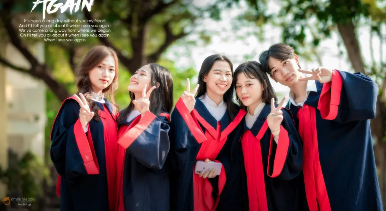 Nhóm bạn trẻ tạo dáng với hoa sen khi chụp ảnh kỷ yếu