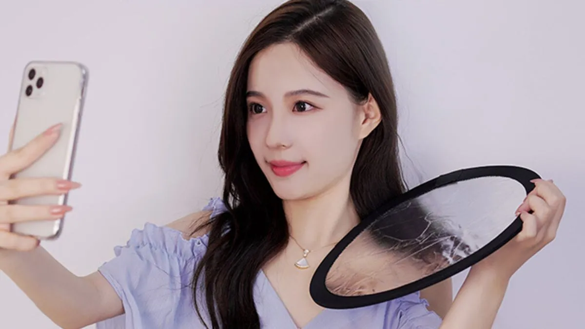 Cô gái đang sử dụng đèn ringlight để hỗ trợ chụp ảnh cận mặt rõ nét hơn