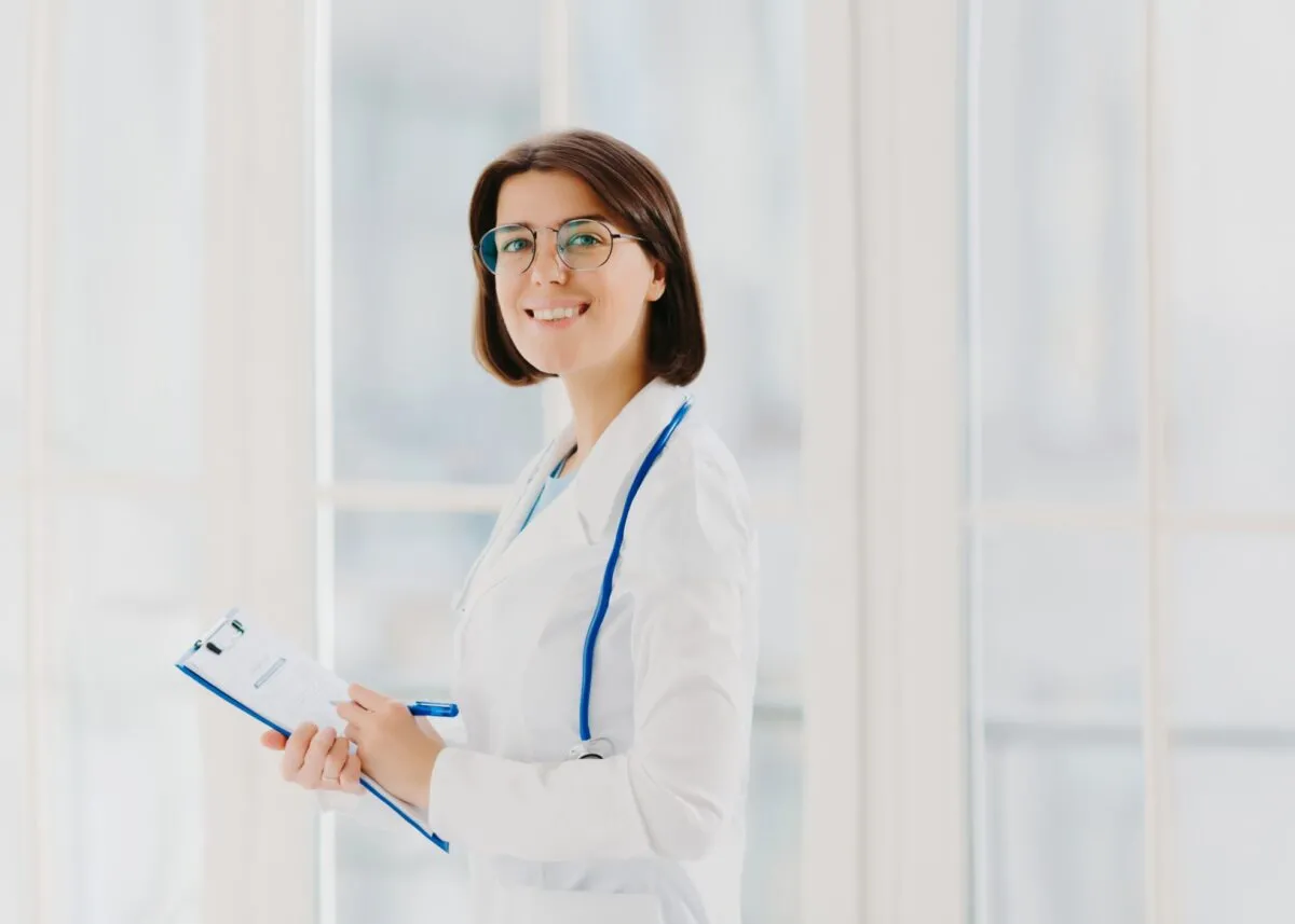 Có thể đeo kính khi chụp ảnh CV nếu bạn thường xuyên sử dụng.