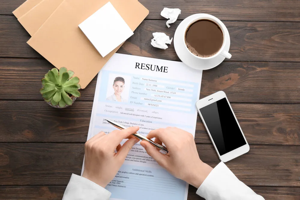 Người mẫu chụp ảnh CV chuyên nghiệp tại studio với phông nền đơn giản.