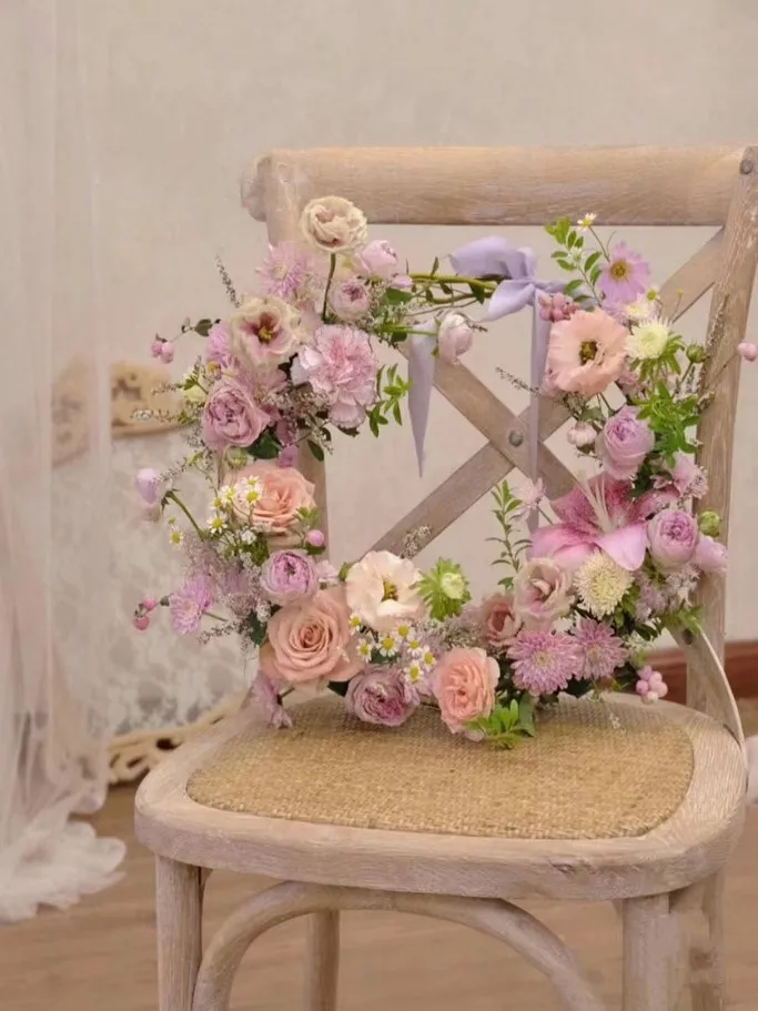 Vòng hoa kết từ hoa màu pastel nhẹ nhàng
