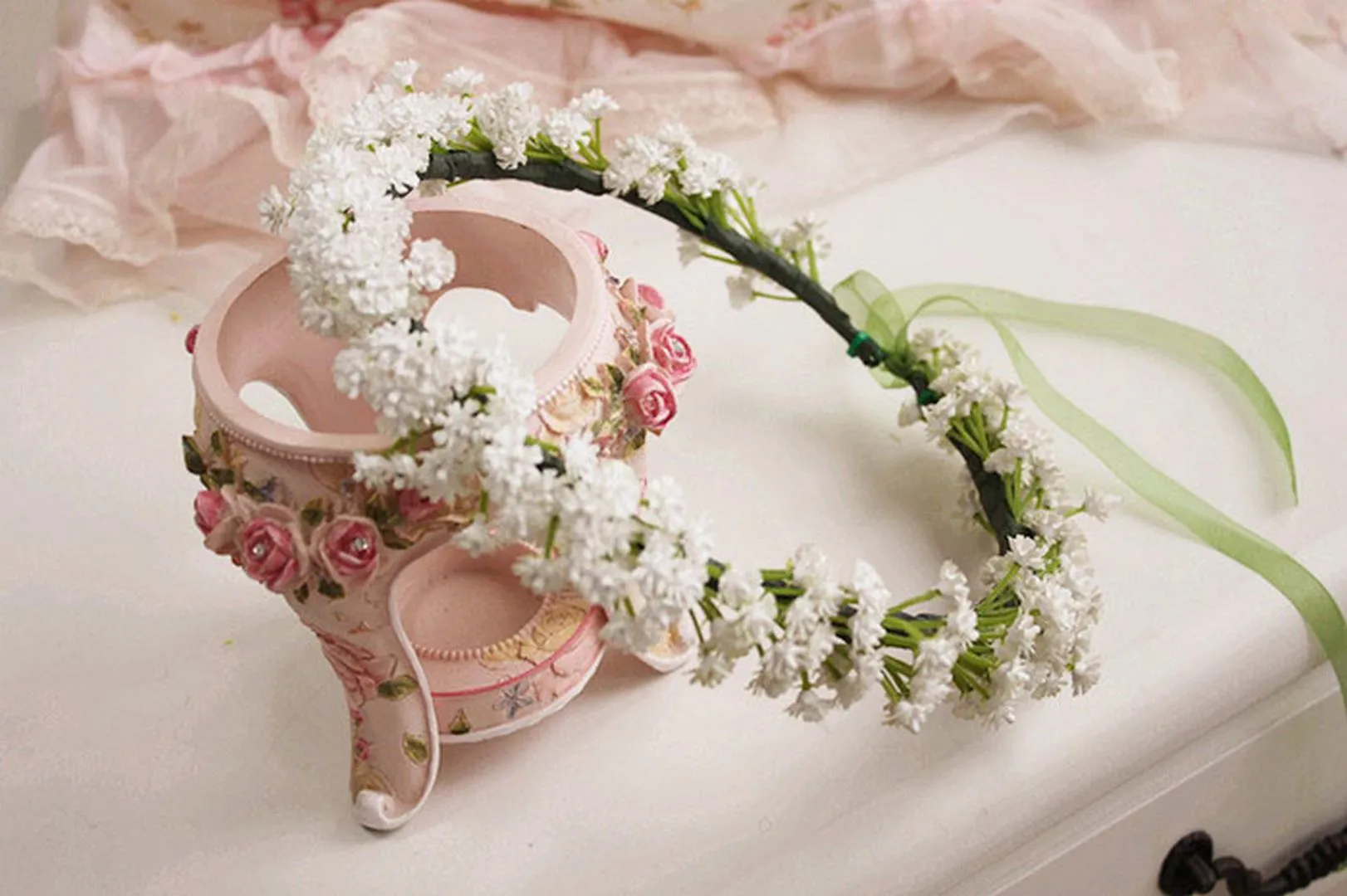 Vòng hoa đội đầu trắng cho cô dâu tinh khôi