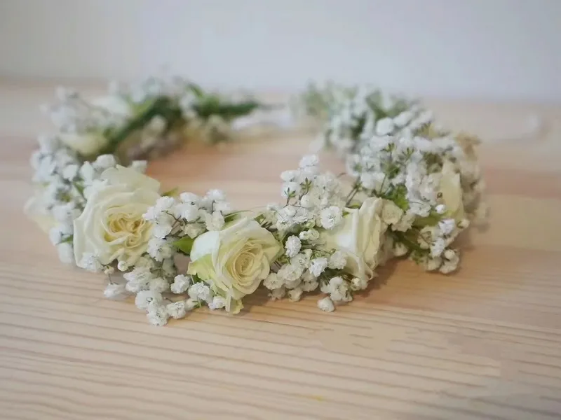 Vòng hoa cô dâu đơn giản với hoa trắng và xanh