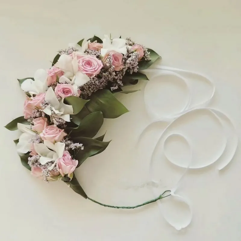 Mẫu vòng hoa cưới với điểm nhấn là hoa lan
