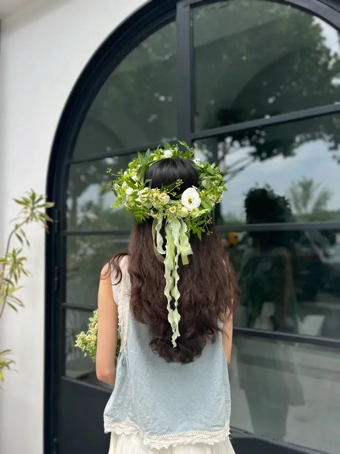 Cô dâu lãng mạn với vòng hoa đội đầu