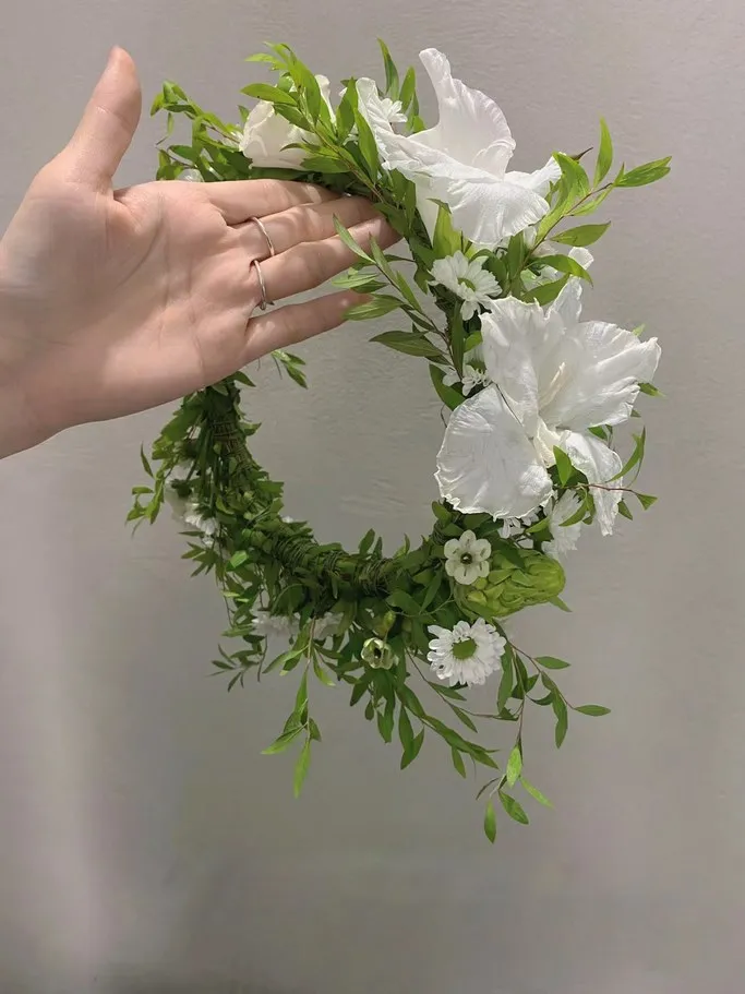 Mẫu vòng hoa Salem trắng tinh tế