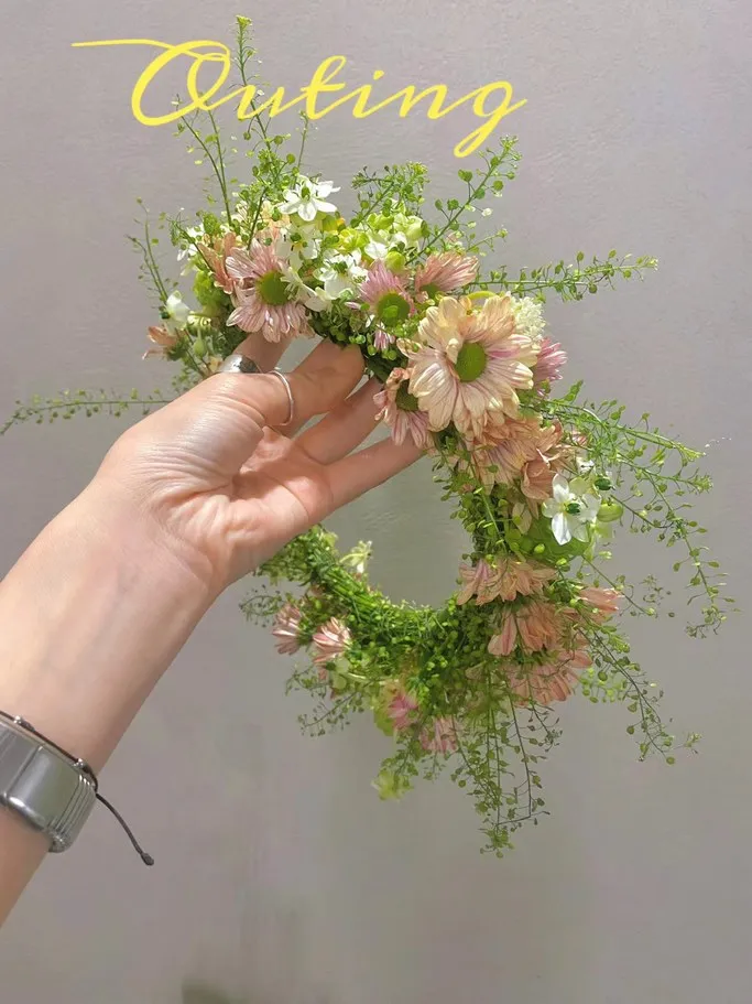 Mẫu vòng hoa kết từ lá và quả mọng