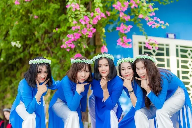 Nữ sinh áo dài trắng tạo dáng nhí nhảnh với biểu cảm đáng yêu