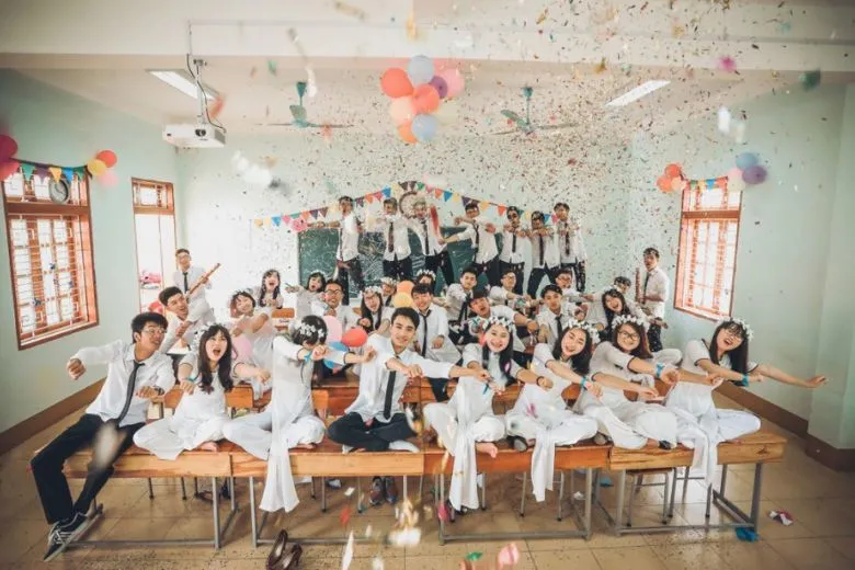 Nữ sinh áo dài trắng tạo dáng tinh nghịch, trẻ trung