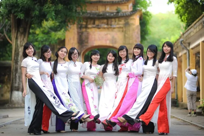 Nhóm nữ sinh áo dài trắng cùng nhau cột tà áo
