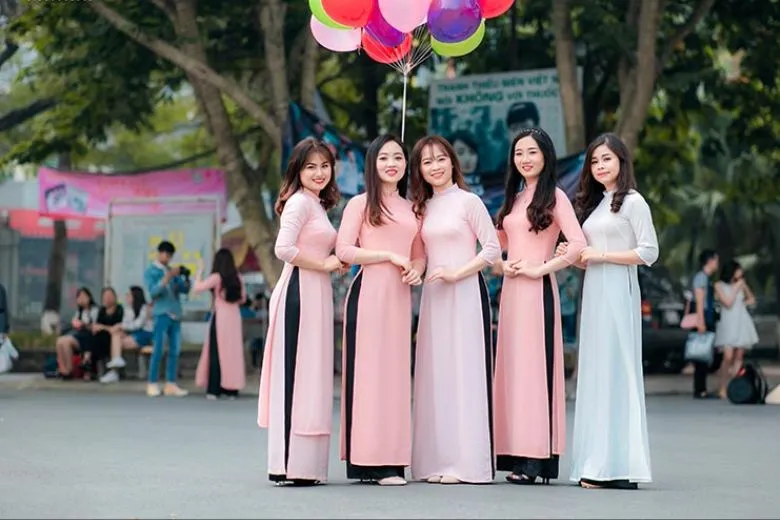 Hai nữ sinh áo dài trắng tạo dáng nhí nhảnh cùng nhau