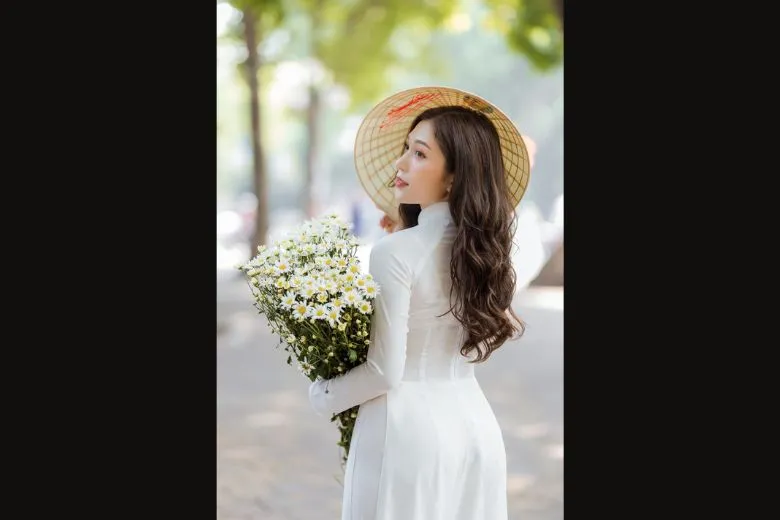 Nữ sinh áo dài trắng quay lưng lại ống kính, quay đầu nhìn lại