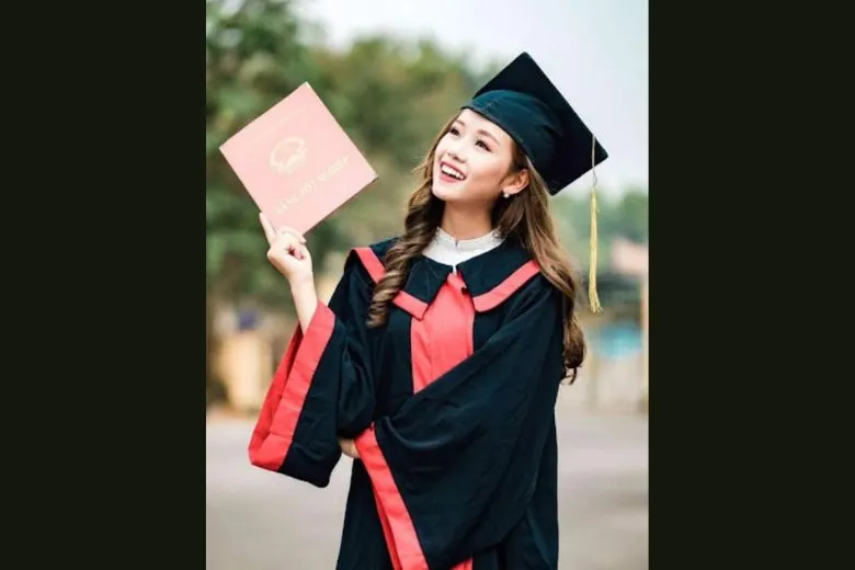 Nữ sinh áo dài trắng kẹp bằng tốt nghiệp dưới tay tạo dáng tự nhiên