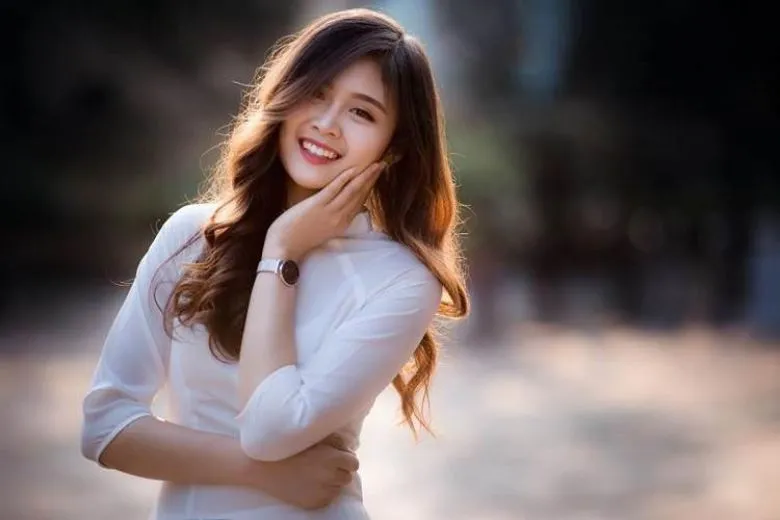 Nữ sinh áo dài trắng chụp ảnh chân dung với nụ cười mỉm