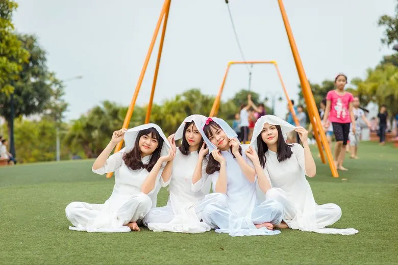 Nhóm nữ sinh áo dài trắng trùm tà áo lên đầu nhau