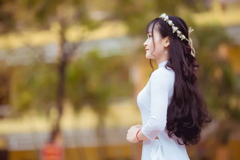 Nữ sinh áo dài trắng tạo dáng góc nghiêng với ánh mắt nhìn xa xăm
