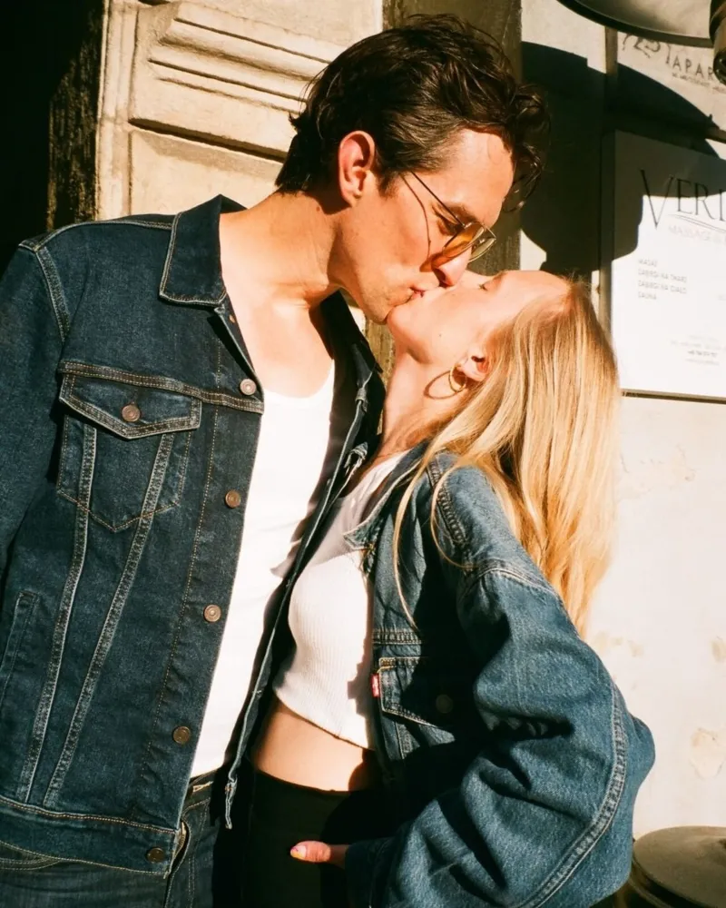 Couple hôn nhau thể hiện tình cảm mãnh liệt