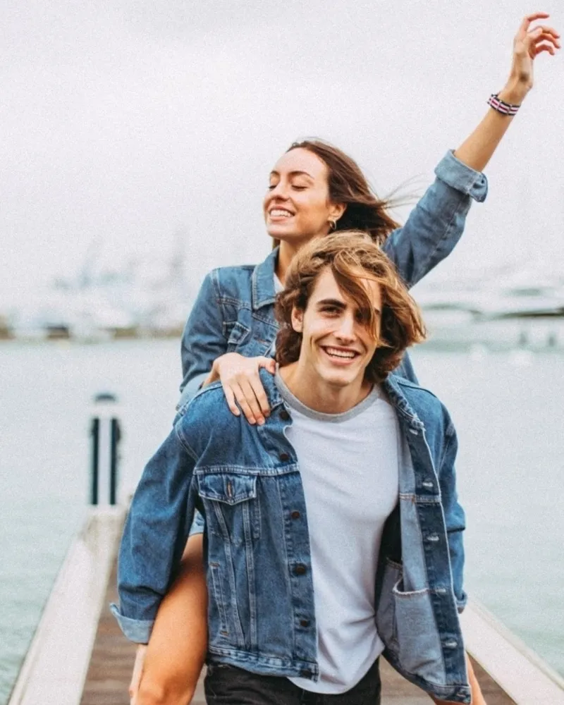 Cõng người yêu sau lưng tạo dáng đầy năng lượng