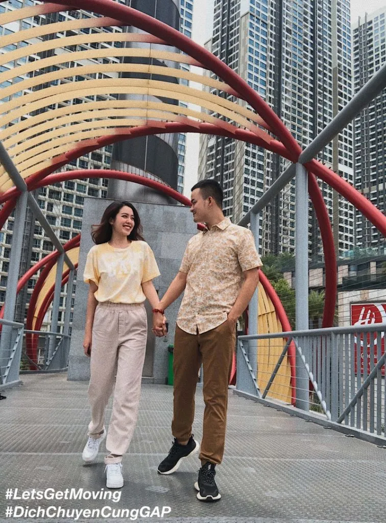 Tương tác tự nhiên khi nắm tay đi dạo