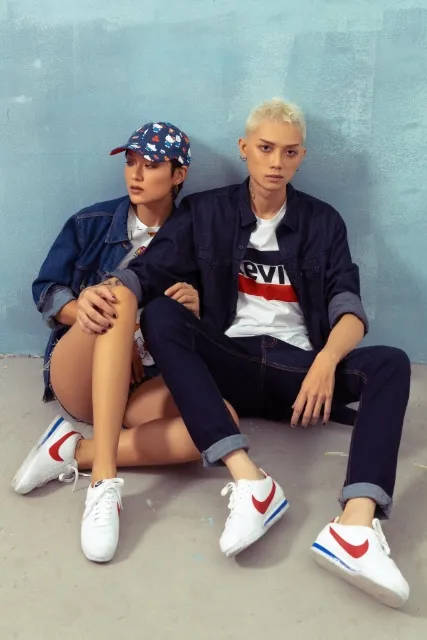 Cặp đôi ngồi tạo dáng bụi bặm với trang phục denim
