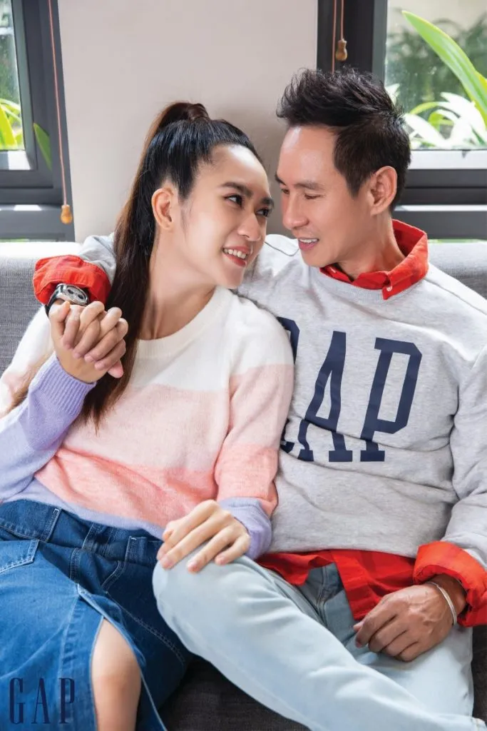 Couple ngồi trên sofa tình cảm