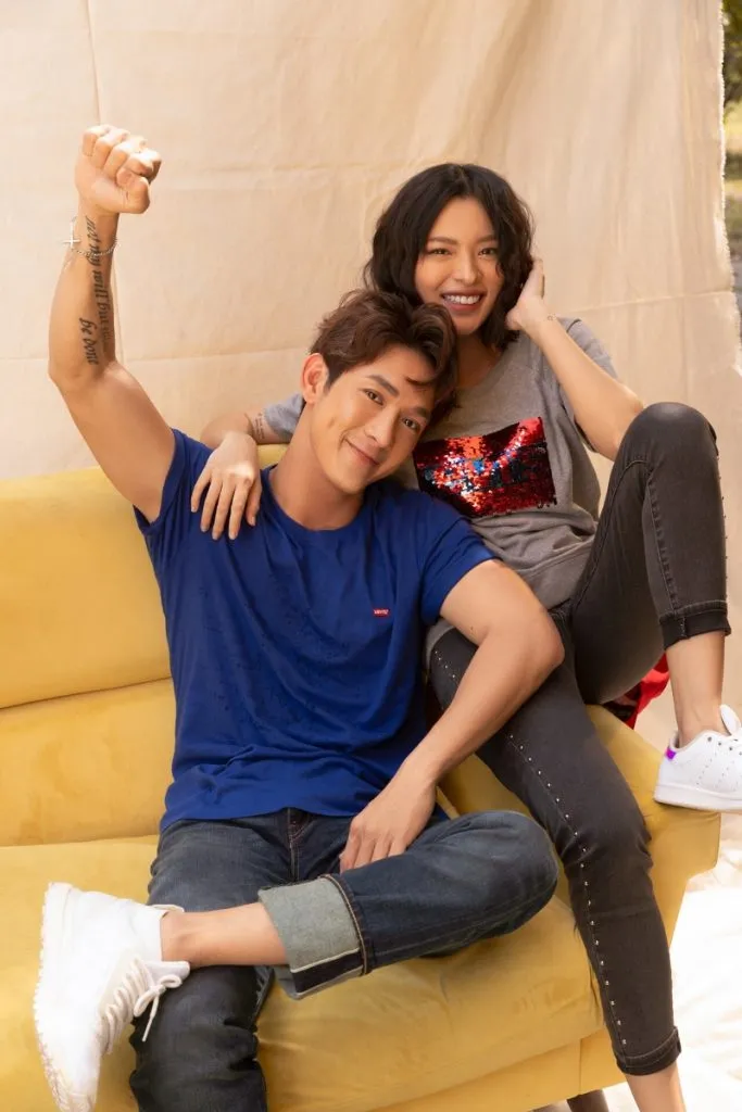 Couple năng động tạo dáng trên sofa màu sắc