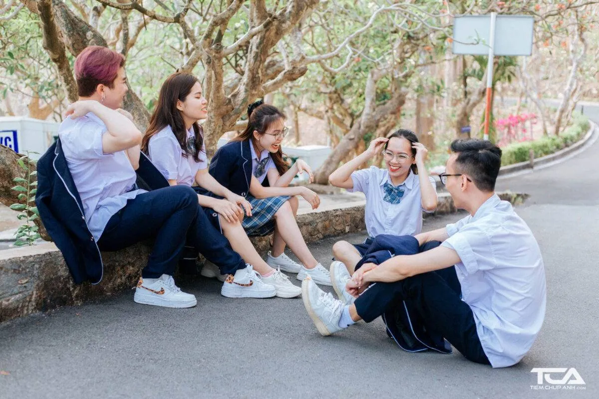 Tạo dáng hình trái tim khi chụp ảnh nhóm đông người