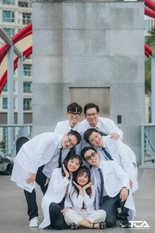 Ảnh nhóm đông người tạo dáng cool ngầu trên đường