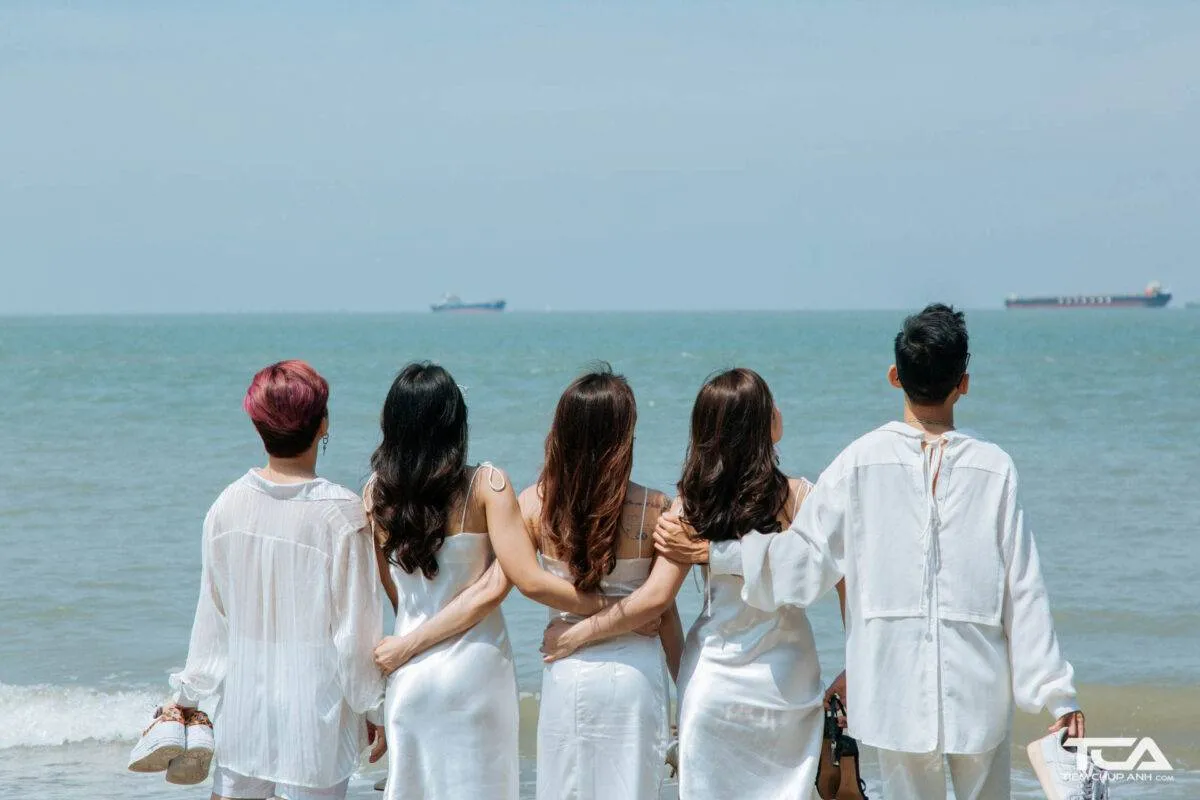 Ảnh nhóm đông người với trang phục đồng bộ và hài hòa