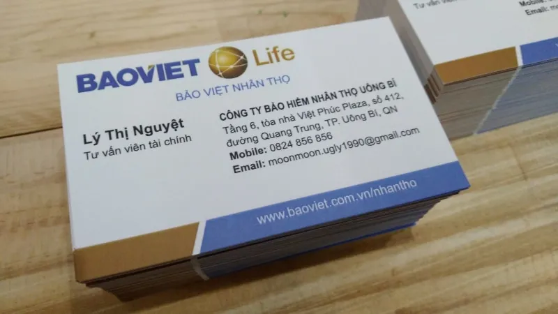 Card visit cho tư vấn viên với thiết kế sáng sủa, dễ tạo thiện cảm