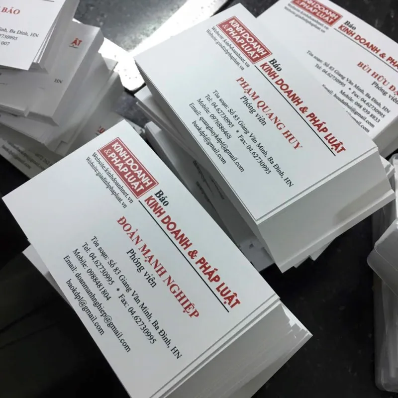 Card visit Nhà báo thể hiện sự năng động với gam màu tươi sáng
