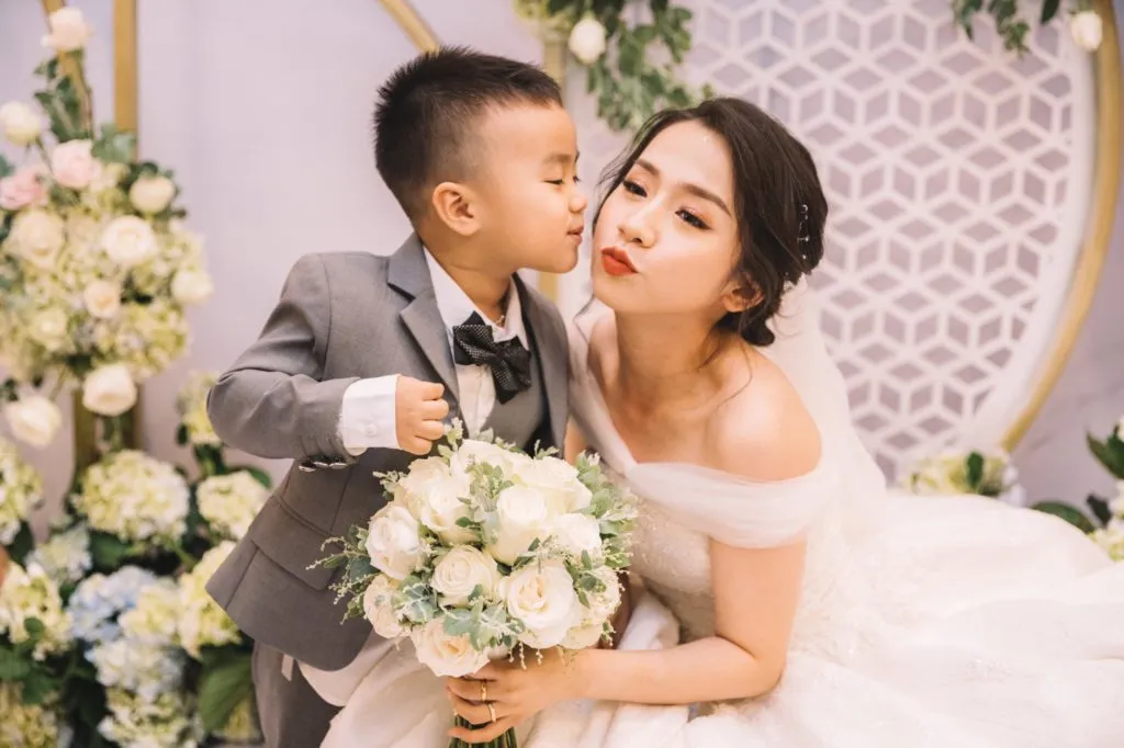 Gia đình và bạn bè cùng chung vui trong ngày trọng đại